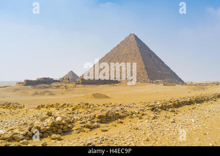 La pyramide de Menkaourê avec les petites pyramides des reines sur la gauche, Giza, Egypte. Banque D'Images