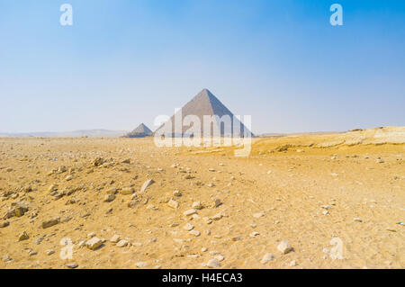 Les anciennes pyramides de Gizeh nécropole entourée par les sables du désert, en Egypte. Banque D'Images
