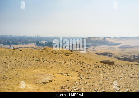 La silhouette de foogy Le Caire est vu de la colline de Gizeh nécropole, l'Égypte. Banque D'Images