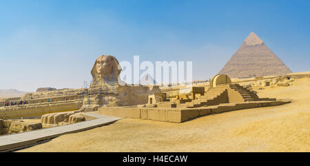 Le grand Sphinx est une colossale statue de calcaire situé près des pyramides de Gizeh en Egypte. Banque D'Images
