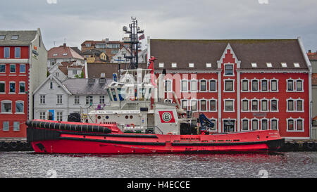 Boa Odin tug boat amarré dans le port de Stavanger centre-ville en face de la maison blanche et rouge traditionnel Banque D'Images