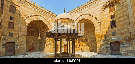 Le Caire, Egypte - 10 octobre 2014 : l'ablution fontaine dans la cour d'Al-Nasir Mouhammad complexe funéraire, le 10 octobre à Banque D'Images