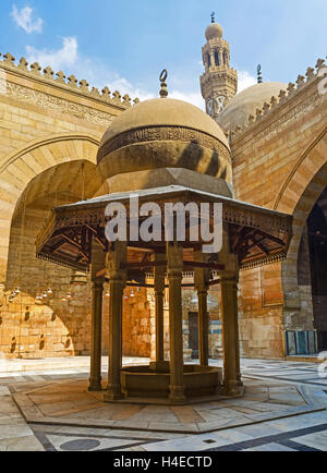 L'ablution fontaine avec la magnifique coupole décorée de calligraphie islamique dans la cour du complexe Mohammed Al-Nasir Banque D'Images