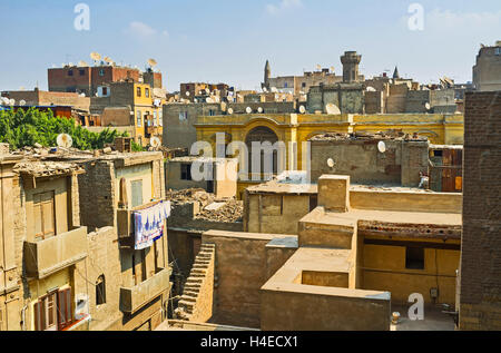 La terrasse du Palais d'Amir Beshtak surplombe les toits des édifices résidentiels, les dômes et les minarets du Caire Islamique Banque D'Images