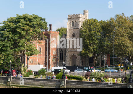 Vue sur Lambeth Palace Road de Morton's Tower et le musée le jardin (à l'intérieur de l'église de la Vierge Marie), London UK Banque D'Images