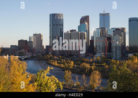 Horizon de Calgary avec la rivière Bow et la vallée de la rivière à l'automne, Canada Banque D'Images