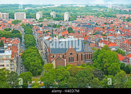 La vue aérienne sur l'église orthodoxe roumaine de Saint Nicolas de Myre et le quartier de Schaerbeek de la tour de la Basilique Banque D'Images