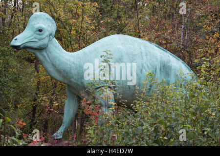 Modèle de dinosaure de Corythosaurus dans un parc préhistorique au zoo de Calgary Banque D'Images