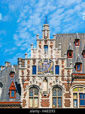 La tour de l'hôtel particulier de style art nouveau sur la rue Coudenberg avec l'horloge astronomique Banque D'Images