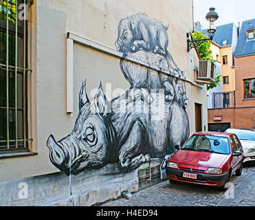 L'graffity sur le mur de la maison, représentant de la famille des porcs à dormir, comme l'art de rue est très populaire dans la ville Banque D'Images