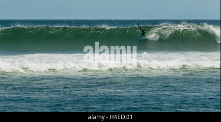 Lone surfer une vague d'équitation classique à Surfrider Beach à Malibu, en Californie. (USA) Banque D'Images