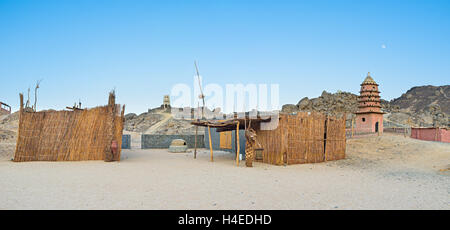 La petite cour avec les bâtiments en briques et de paille avec le petit four dans le centre, village bédouin, Sahara, l'Egypte. Banque D'Images