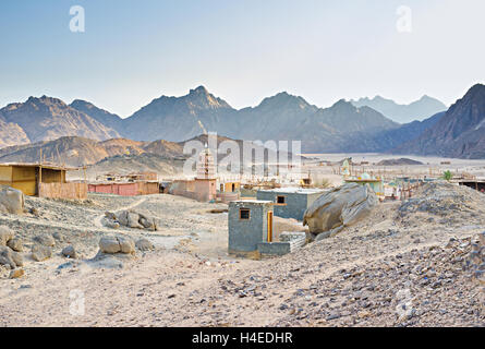 Le petit village de Bédouins dans la vallée entourée de collines et de rochers, Sahara, l'Egypte. Banque D'Images