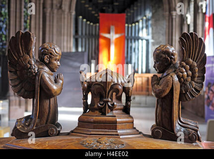 Crucifix et tuyaux d'orgue derrière font anges,la cathédrale de Manchester, Angleterre, Royaume-Uni Banque D'Images