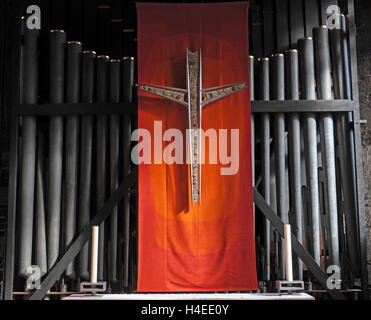 Crucifix et tuyaux d'orgue, la cathédrale de Manchester, Angleterre, Royaume-Uni Banque D'Images