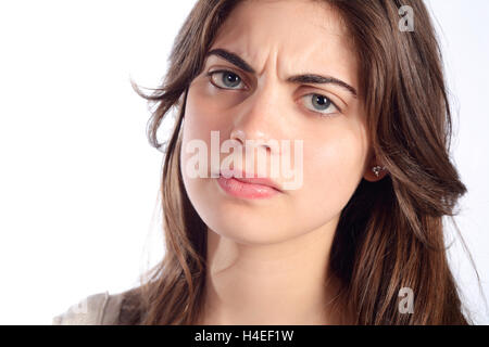 Portrait de jeune femme en colère et graves. Isolé sur fond blanc. Banque D'Images