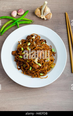 Les nouilles croustillantes au poulet et sauce de soja surmontée d'échalotes et l'ail Banque D'Images