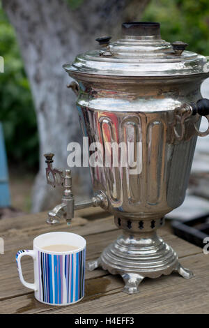 Thé russe traditionnelle à partir d'un vieux samovar dans le jardin extérieur en été Banque D'Images