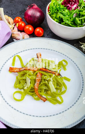 Les pâtes italiennes Les épinards avec l'ail biologique, le bacon et le parmesan Banque D'Images