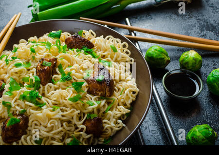 Salade de nouilles asiatique de poulet, oignons frais, les germes et les oignons de printemps Banque D'Images