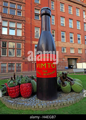 Bouteille de boisson de fruits Ananas géant monument,l'Université de Manchester, Angleterre, Royaume-Uni Banque D'Images