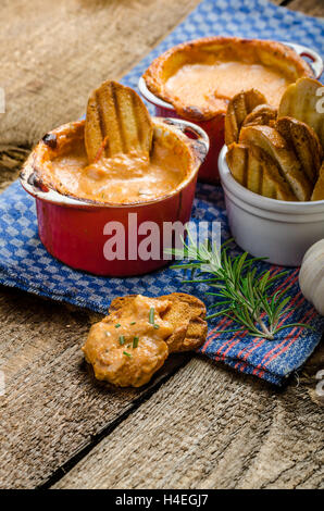 Trempette de fromage et de tomate cuite au four avec ail panini croustillant pain perdu aux herbes Banque D'Images