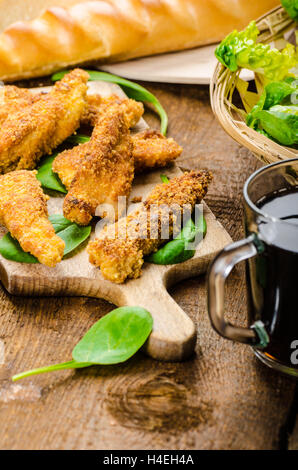 Poulet en croûte de maïs aux épinards et toasts, miel-moutarde de Dijon trempette, du pain baguette Banque D'Images