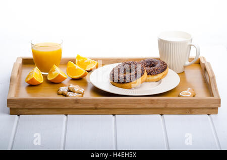 Plateau de petit-déjeuner donut orange et du lait, les biscuits de Noël Banque D'Images