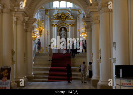 La grandeur Baroque de l'État (ou la Jordanie) fait un superbe escalier d'entrée du Musée de l'Ermitage à Saint-Pétersbourg, Banque D'Images