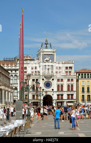 Les touristes en face de la tour de l'horloge de la Place Saint Marc de Venise en Italie - Terre dell'Orologio. Banque D'Images