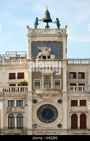 Tour de l'horloge de la Place Saint Marc de Venise en Italie - Terre dell'Orologio. Banque D'Images