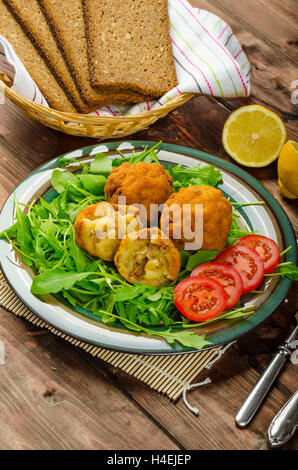 Macaroni au fromage et salade de roquette, balles et sain du pain complet Banque D'Images