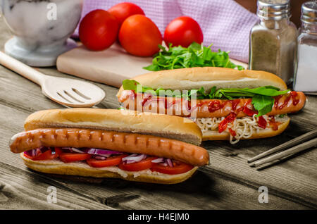 Variation sur les red hot dogs, l'oignon, tomate et roquette Piments farcis aux nouilles chinoises Banque D'Images