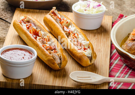 Sandwich de porc, viande de porc long, tiré de baquette avec salade fraîche et chaude sause Banque D'Images