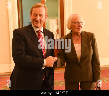 Taoiseach Enda Kenny et la juge de la Cour suprême Mary Laffoy arrivent au château de Dublin, pour l'Assemblée des citoyens, un comité spécial créé pour délibérer sur le strict régime d'avortement de l'Irlande. Banque D'Images