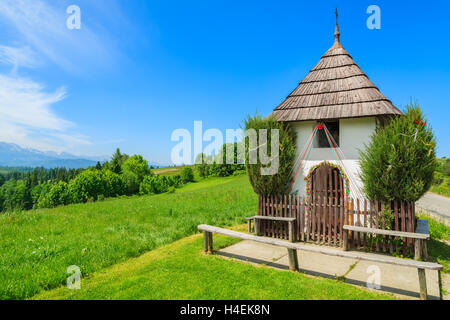 Petite chapelle en milieu rural, paysage d'été Lapszanka, Tatry Mountains, Pologne Banque D'Images