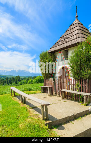 Petite chapelle en milieu rural, paysage d'été Lapszanka, Tatry Mountains, Pologne Banque D'Images