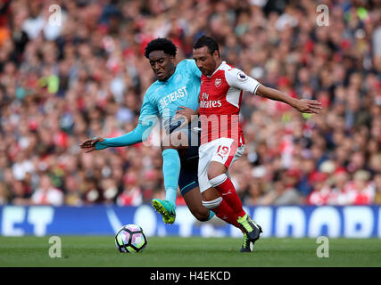 La ville de Swansea Leroy Fer (à gauche) et l'arsenal de Santi Cazorla (à droite) bataille pour la balle durant le match en Premier League à l'Emirates Stadium, Londres. Banque D'Images