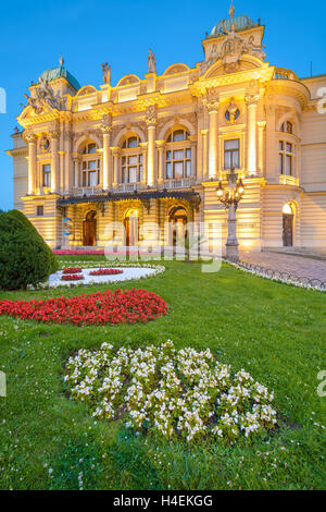 Façade avant éclairés de théâtre Slowackiego à Cracovie, Pologne Banque D'Images