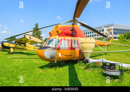 Musée de l'aviation de Cracovie, Pologne - 27 juil 2014 : Exposition d'hélicoptères MI-2 sur au musée en plein air de l'histoire de l'aviation à Cracovie, Pologne. En été souvent spectacles aériens ont lieu ici. Banque D'Images