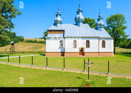 Église orthodoxe blanc construit dans un style traditionnel près de Bircza village, Bieszczady, Pologne Banque D'Images