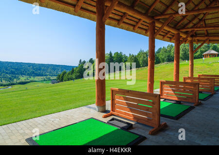 ARLAMOW GOLF, POLOGNE - Aug 3, 2014 : Magnifique parcours de golf aire de jeu sur journée ensoleillée à Arlamow Hôtel. Cet hôtel de luxe a été administré par le gouvernement polonais et est situé dans les montagnes Bieszczady. Banque D'Images