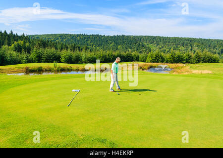 ARLAMOW GOLF, POLOGNE - Aug 3, 2014 : joue au golf sur journée ensoleillée à Arlamow Hôtel. Cet hôtel de luxe a été administré par le gouvernement polonais et est situé dans les montagnes Bieszczady. Banque D'Images