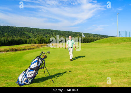 ARLAMOW GOLF, POLOGNE - Aug 3, 2014 : joue au golf sur journée ensoleillée à Arlamow Hôtel. Cet hôtel de luxe a été administré par le gouvernement polonais et est situé dans les montagnes Bieszczady. Banque D'Images