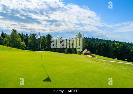 ARLAMOW GOLF, POLOGNE - Aug 3, 2014 : Magnifique parcours de golf aire de jeu sur journée ensoleillée à Arlamow Hôtel. Cet hôtel de luxe a été administré par le gouvernement polonais et est situé dans les montagnes Bieszczady. Banque D'Images