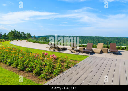 ARLAMOW HOTEL, POLOGNE - Août 3, 2014 : des chaises sur terrasse de belle Arlamow Voir journée ensoleillée. Ce complexe de luxe a été administré par le gouvernement polonais et est situé dans les montagnes Bieszczady. Banque D'Images