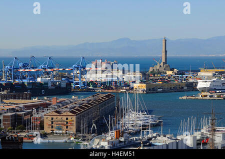 Vue aérienne de l'Expo et Magazzini del Cotone de Gênes dans une journée ensoleillée Banque D'Images