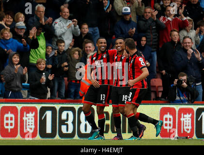 AFC Bournemouth Callum Wilson (Centre) la notation de célébrer ses cinquième but du jeu au cours de la Premier League match au stade de vitalité, de Bournemouth. Banque D'Images