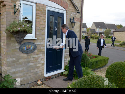 L'ancien Premier Ministre David Cameron a fait campagne au Hanborough au nom de Robert Tribunaux, le candidat conservateur de la prochaine élection partielle Witney. Banque D'Images