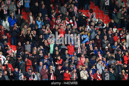 Stoke City fans célébrer dans les peuplements au cours de la Premier League match au stade de Bet365, Stoke. ASSOCIATION DE PRESSE Photo. Photo date : Samedi 15 Octobre, 2016. Voir l'ACTIVITÉ DE SOCCER histoire Stoke. Crédit photo doit se lire : Nigel Français/PA Wire. RESTRICTIONS : EDITORIAL N'utilisez que pas d'utilisation non autorisée avec l'audio, vidéo, données, listes de luminaire, club ou la Ligue de logos ou services 'live'. En ligne De-match utilisation limitée à 75 images, aucune émulation. Aucune utilisation de pari, de jeux ou d'un club ou la ligue/dvd publications. Banque D'Images